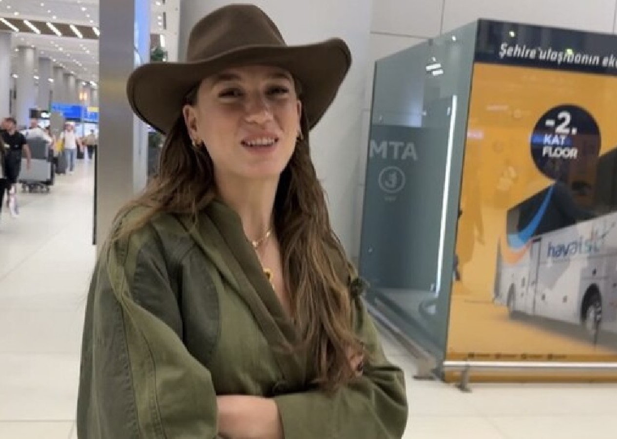 Serenay Sarıkaya ile Mert Demir havaalanında görüntülendi! Milano dönüşünde kameralara yakalandılar...