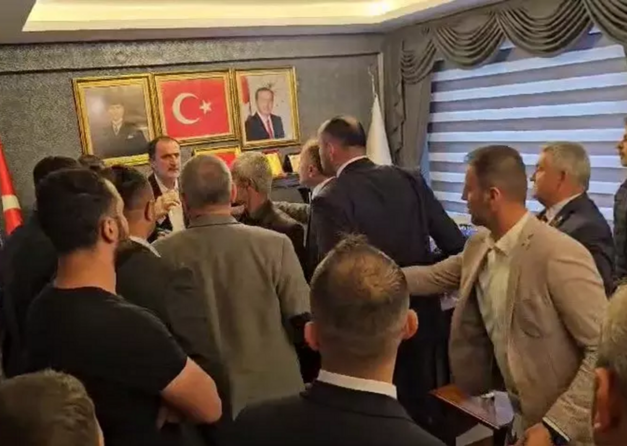 Devir teslim töreninde skandal kavga! Yeniden Refah Partili başkan milletvekiline küfretti...