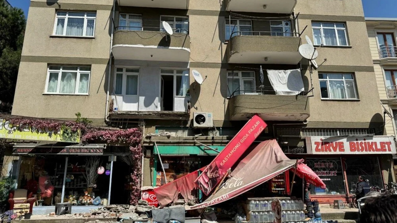 İstanbul'da 5 katlı bina çöktü! 1 yaralı var