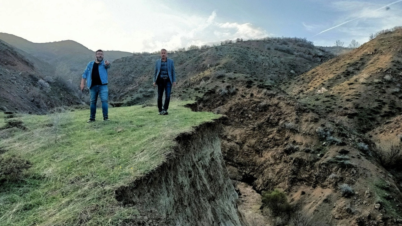 Elazığ'daki 4.7'lik deprem Bingöl'de su kanalının yerini değiştirdi!