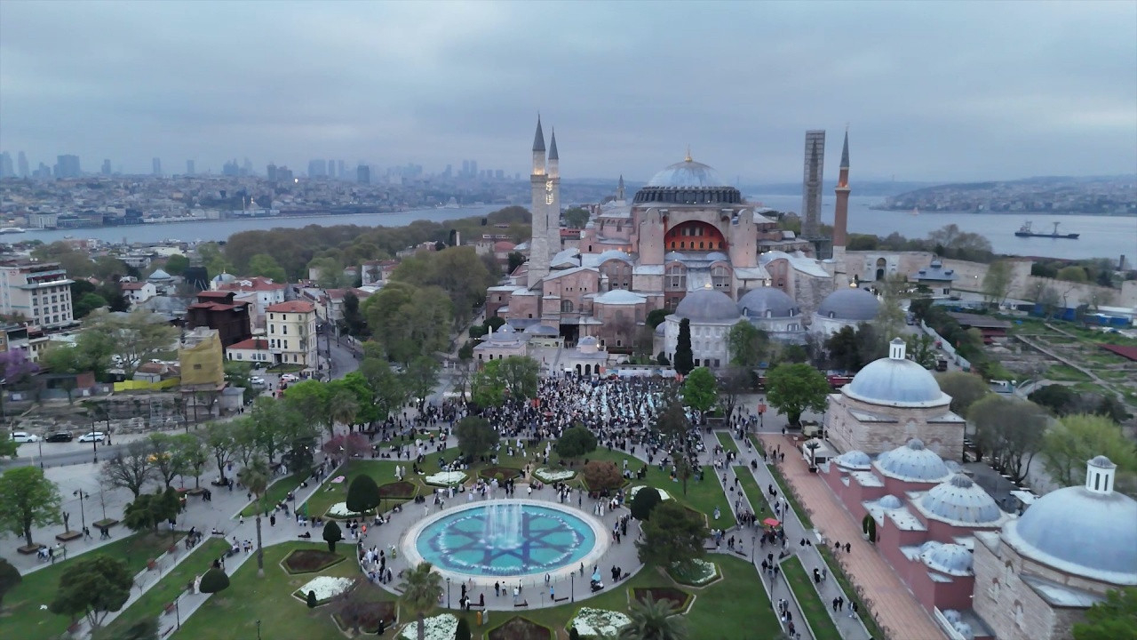 Ayasofya'da bayram namazı... Binlerce Müslüman akın etti