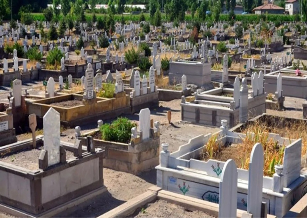 Afyonkarahisar'da mezarlıkta ot yakma cinayeti!