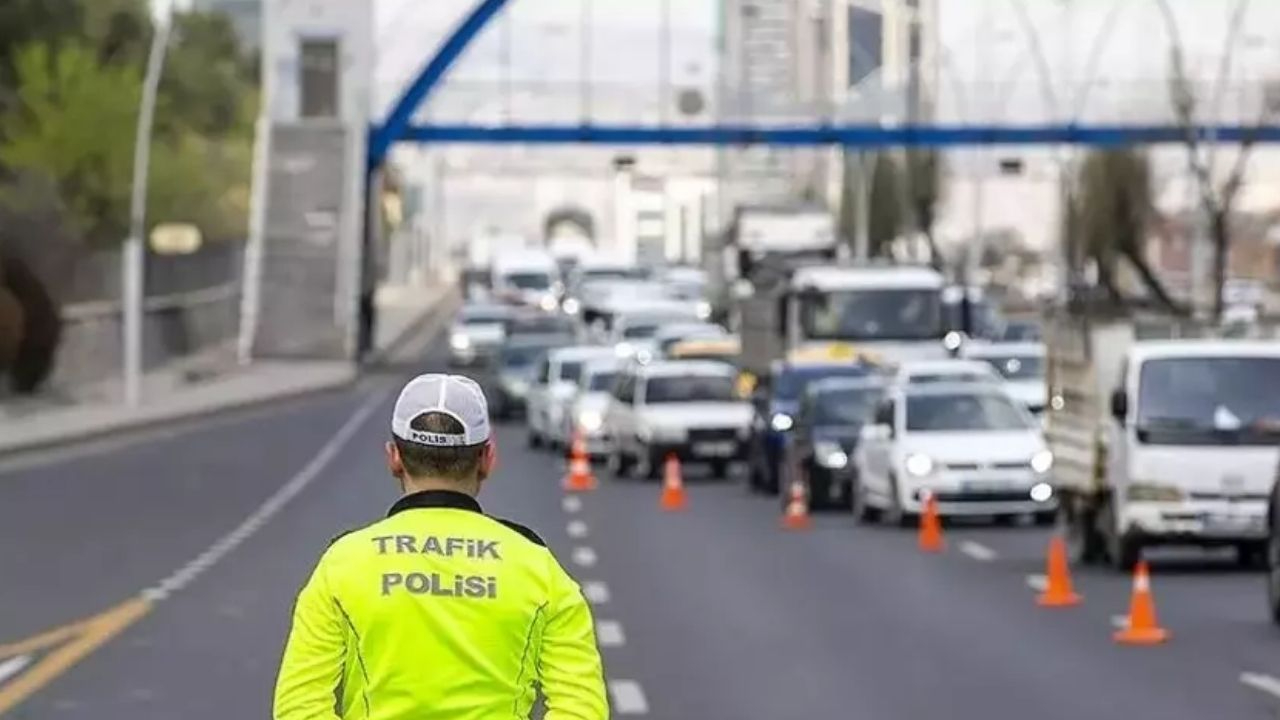 İstanbul Valiliği: "Büyük araçların yarın saat 05.00’e kadar İstanbul’a girişlerine izin verilmeyecek"