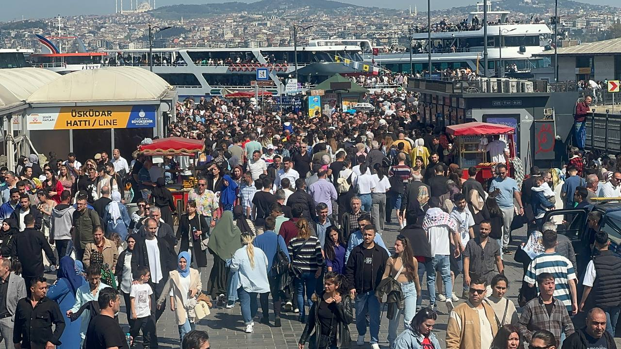 Eminönü ve Üsküdar'da bayram yoğunluğu sosyal medyada gündem oldu!
