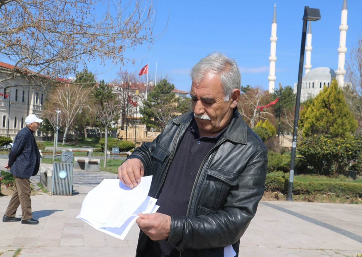 Sivas'ta, Durmuş Sağır isimli vatandaş tanımadığı 6 kişiyi evinden çıkaramıyor