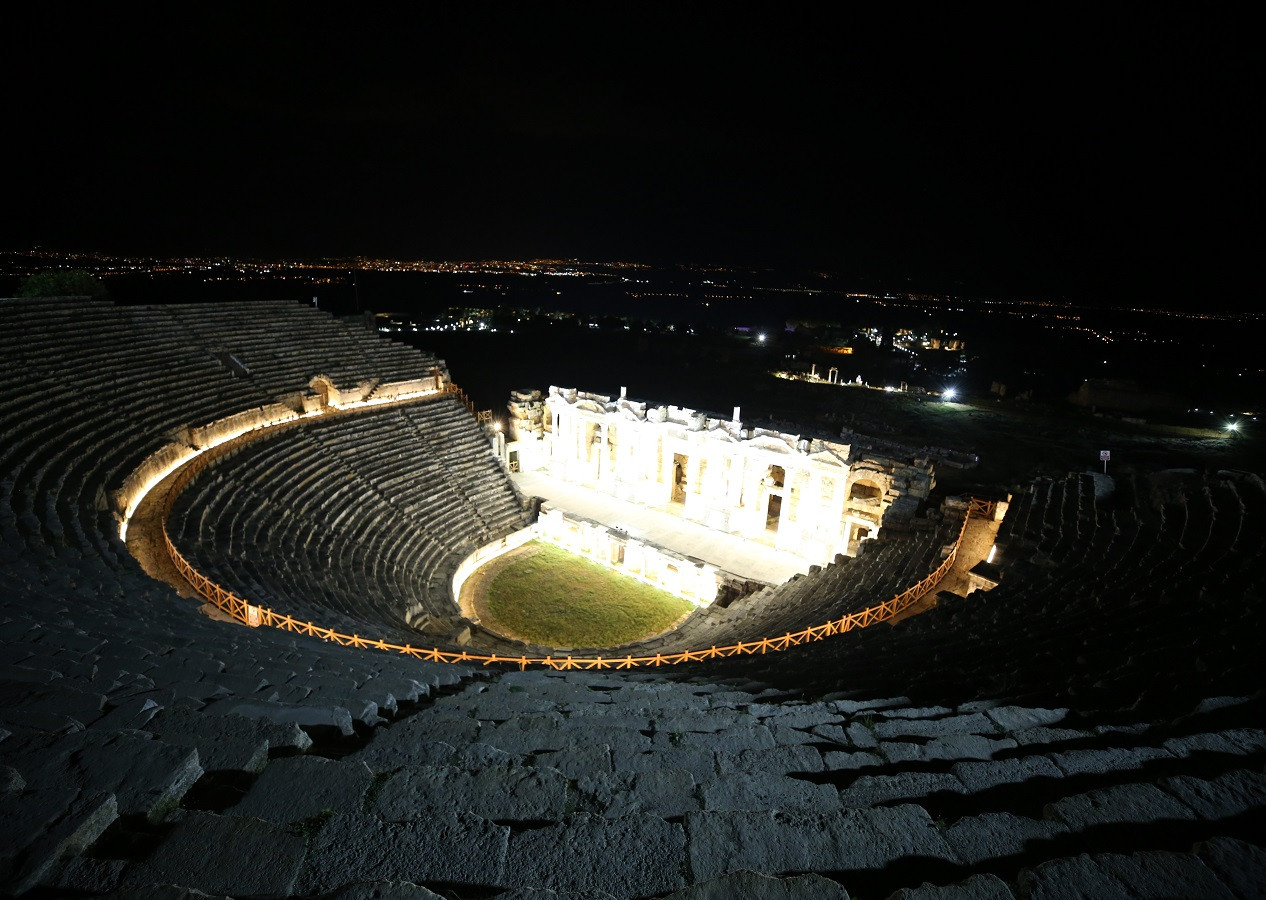 Pamukkale ve Hierapolis antik kenti ziyaretçilerini artık geceleri de ağırlayacak...