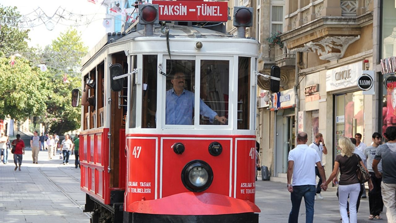 İstiklal Caddesi'nde nostaljik tramvay seferleri durduruldu