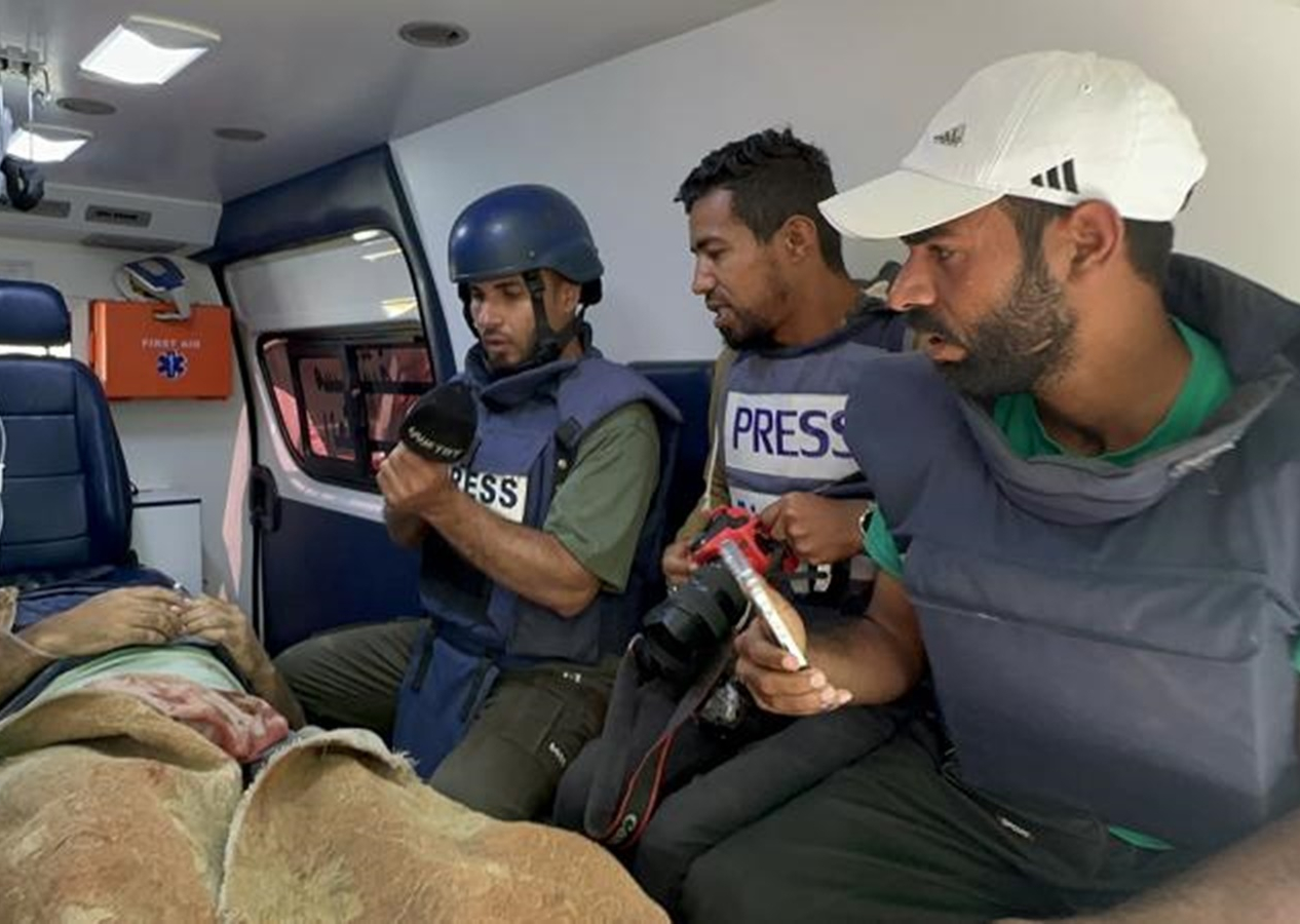 İsrail ordusu Nusayrat Mülteci Kampı'nı vurdu! TRT Arapça ekibinden bir grup gazeteci yaralandı