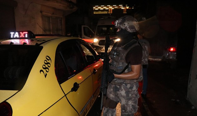 Adana'da yüzleri maskeli iki kişi polise ateş açtı...