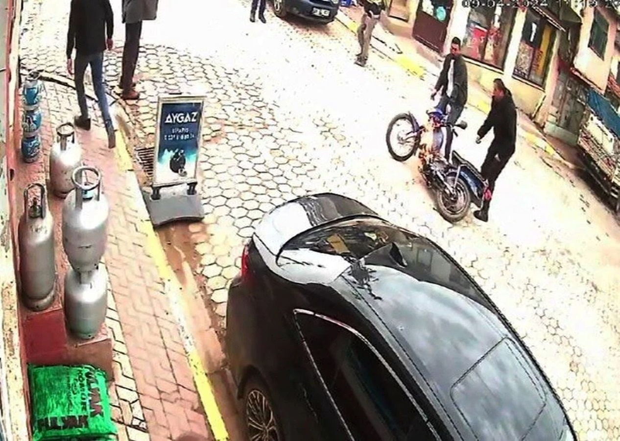 Yakıt kaçağını çakmakla kontrol etmek istedi, motosiklet alev aldı