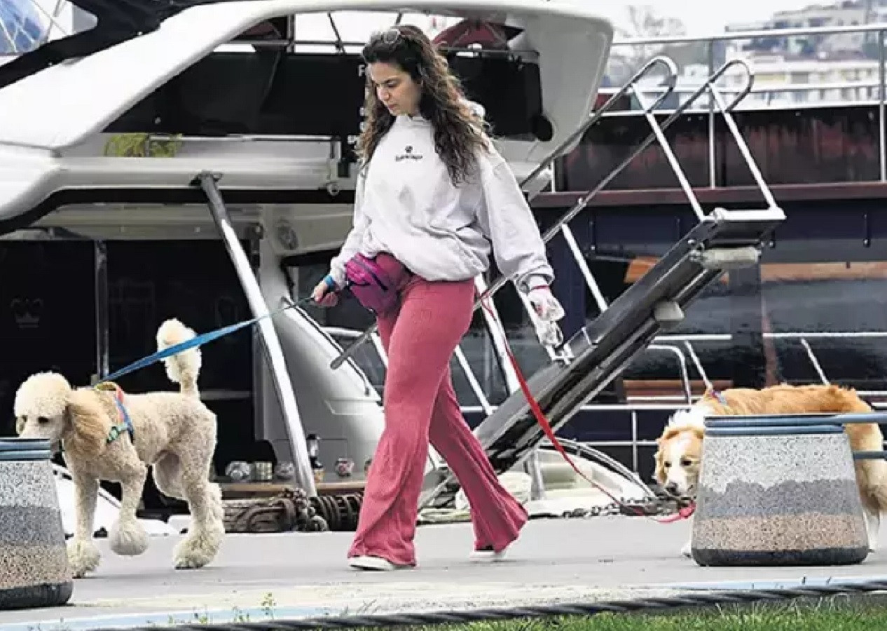 Aslı Bekiroğlu köpeği ile baş sahilde tatil yaptı!