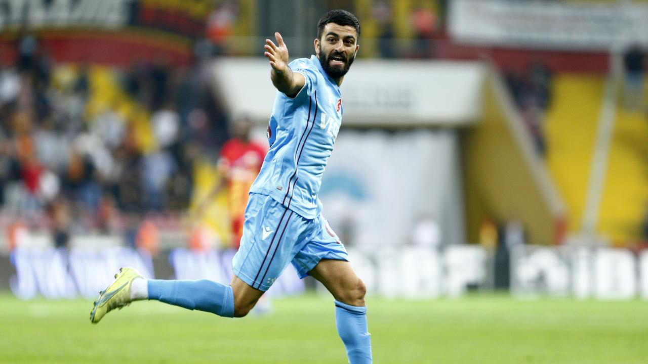 Trabzonsporlu Umut Bozok'tan geceye damga vuran hareket! Teknik ekibe el hareketi yaptı