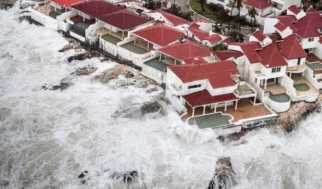 Irma yıkıp geçiyor! İki Karayip adası tamamen yerle bir oldu