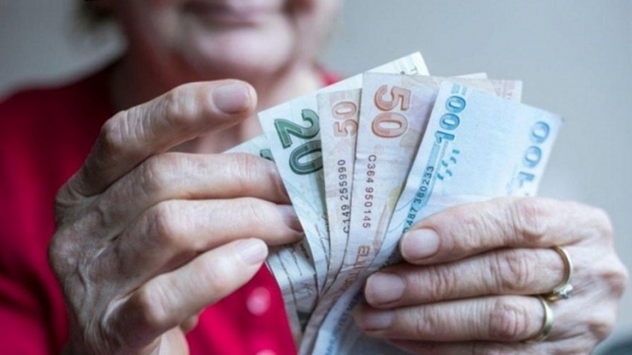 Emeklilere yeni haber: En düşük emekli maaşı alanlara yardımlar geliyor!
