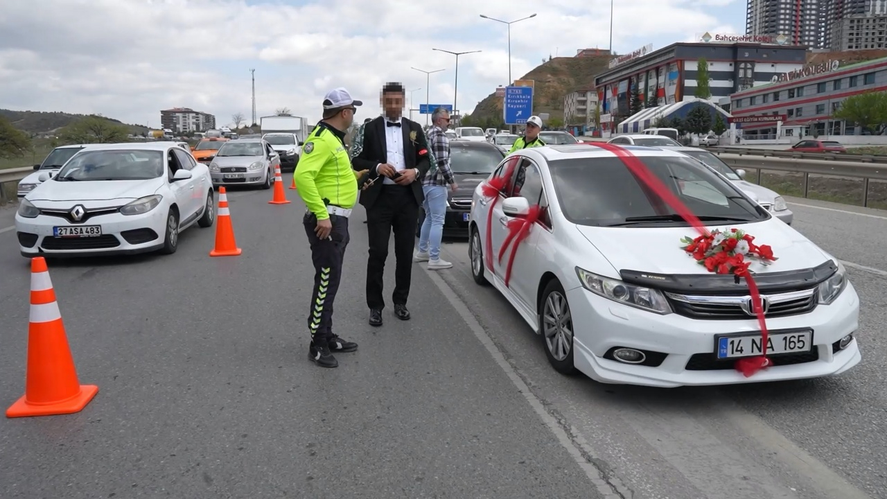 Gelin arabasının plakasını kapatan sürücü polisi tehdit etti
