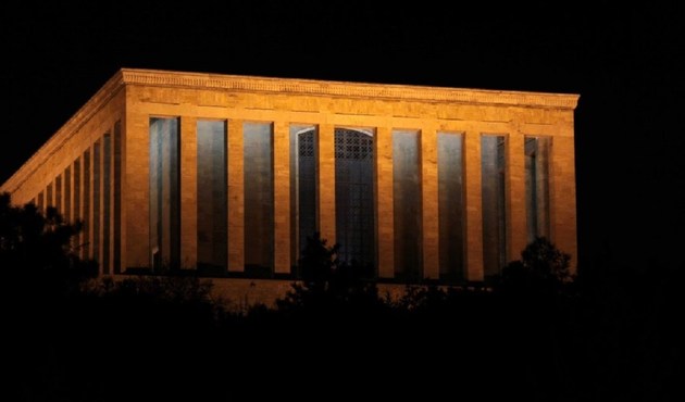 Bugünkü yazısına bu başlığı attı: Anıtkabir yıkılmalı!
