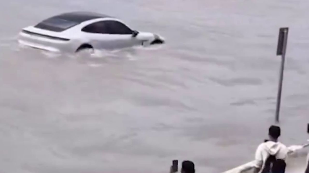 Bu da yüzen Porsche! Dubai'de çekilen görüntü sosyal medyada gündem oldu!