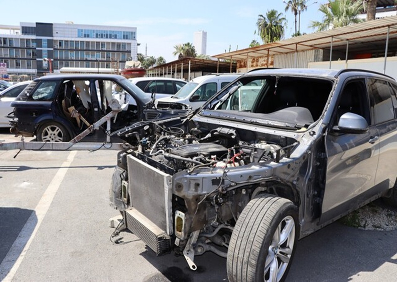Mersin'de bir tamirhaneye düzenlenen operasyonda parçalara ayrılmış lüks araçlar bulundu
