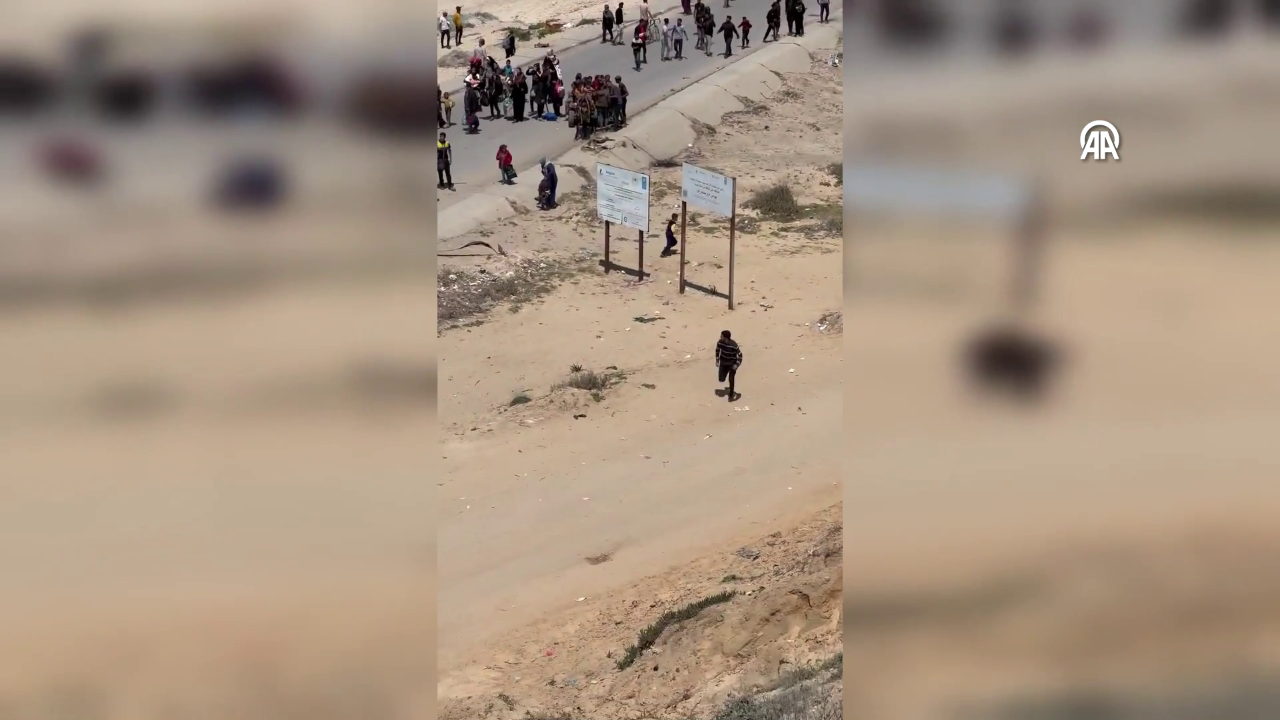 İşte İsrail ordusunun Gazze'nin kuzeyindeki evlerine dönmek isteyen Filistinlilere saldırı anı