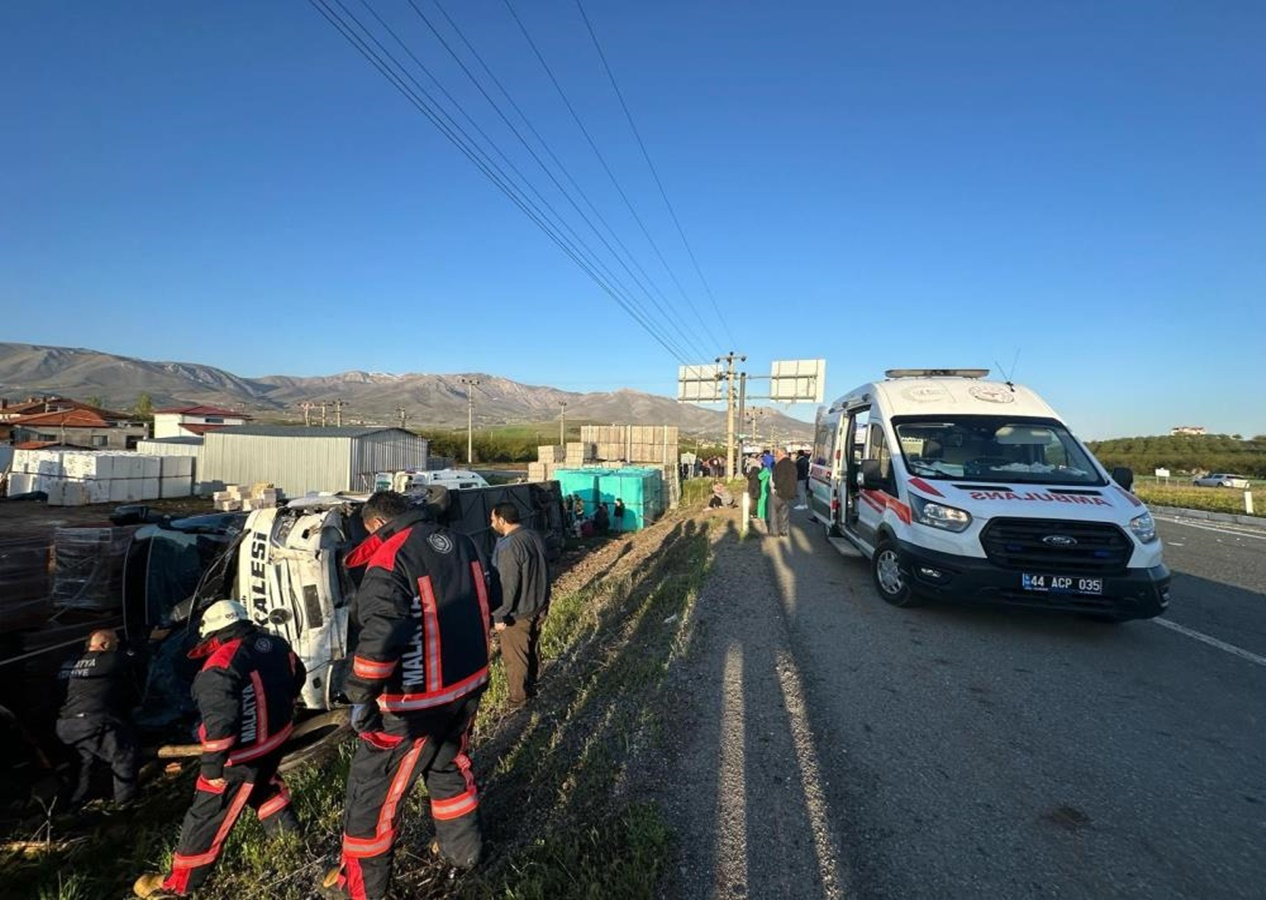Malatya'da feci kaza! Yolcu otobüsü şarampole devrildi: 19 kişi yaralandı