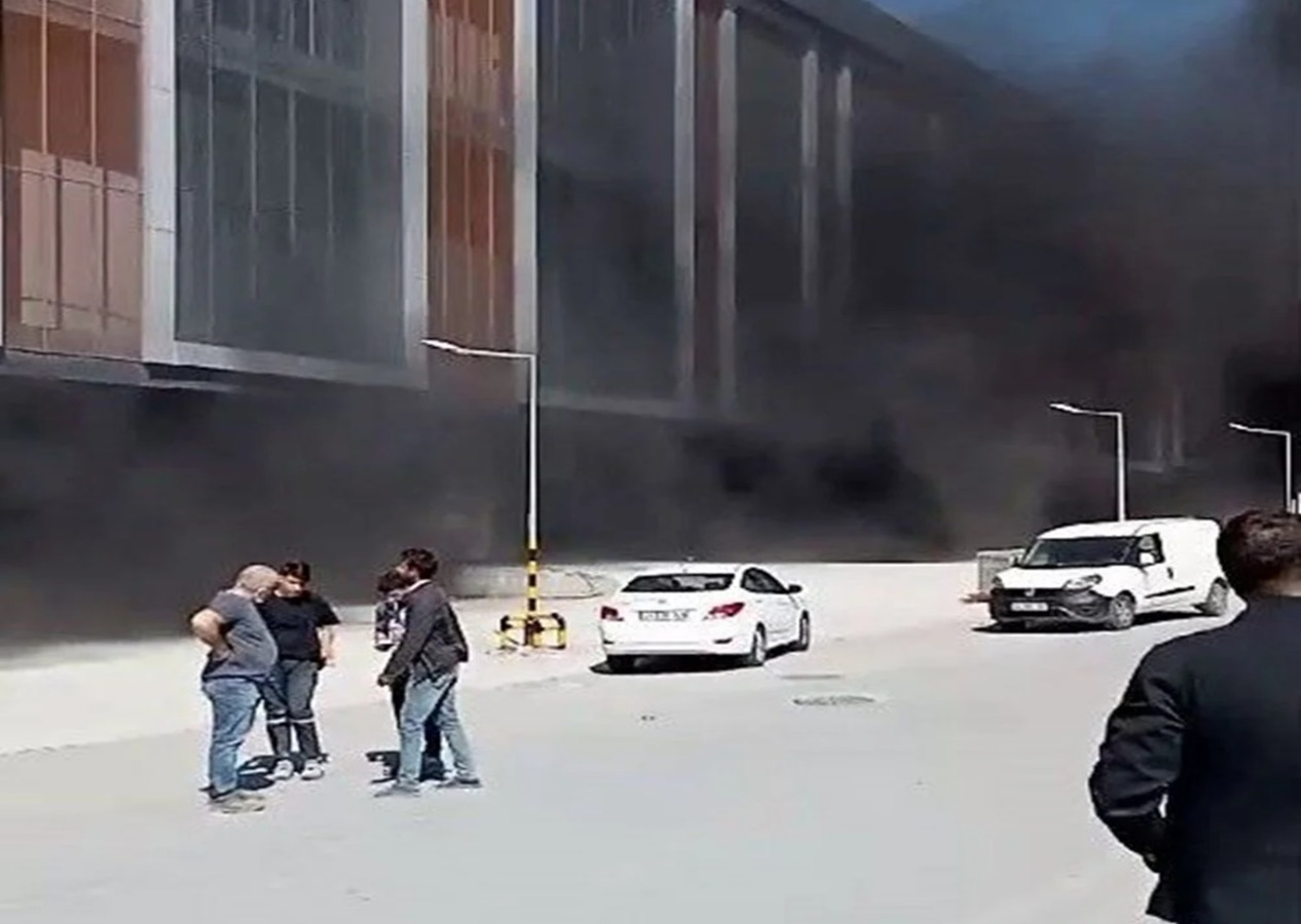 Arnavutköy'de bulunan iş hanında korkutan yangın