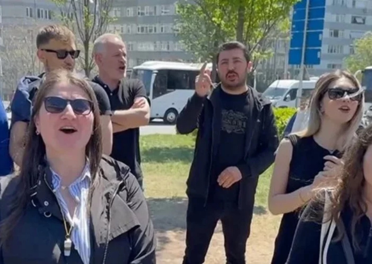 Şişli Belediyesi 48 işçiyi gerekçe göstermeden işten çıkardı! Belediye önünde büyük protesto...