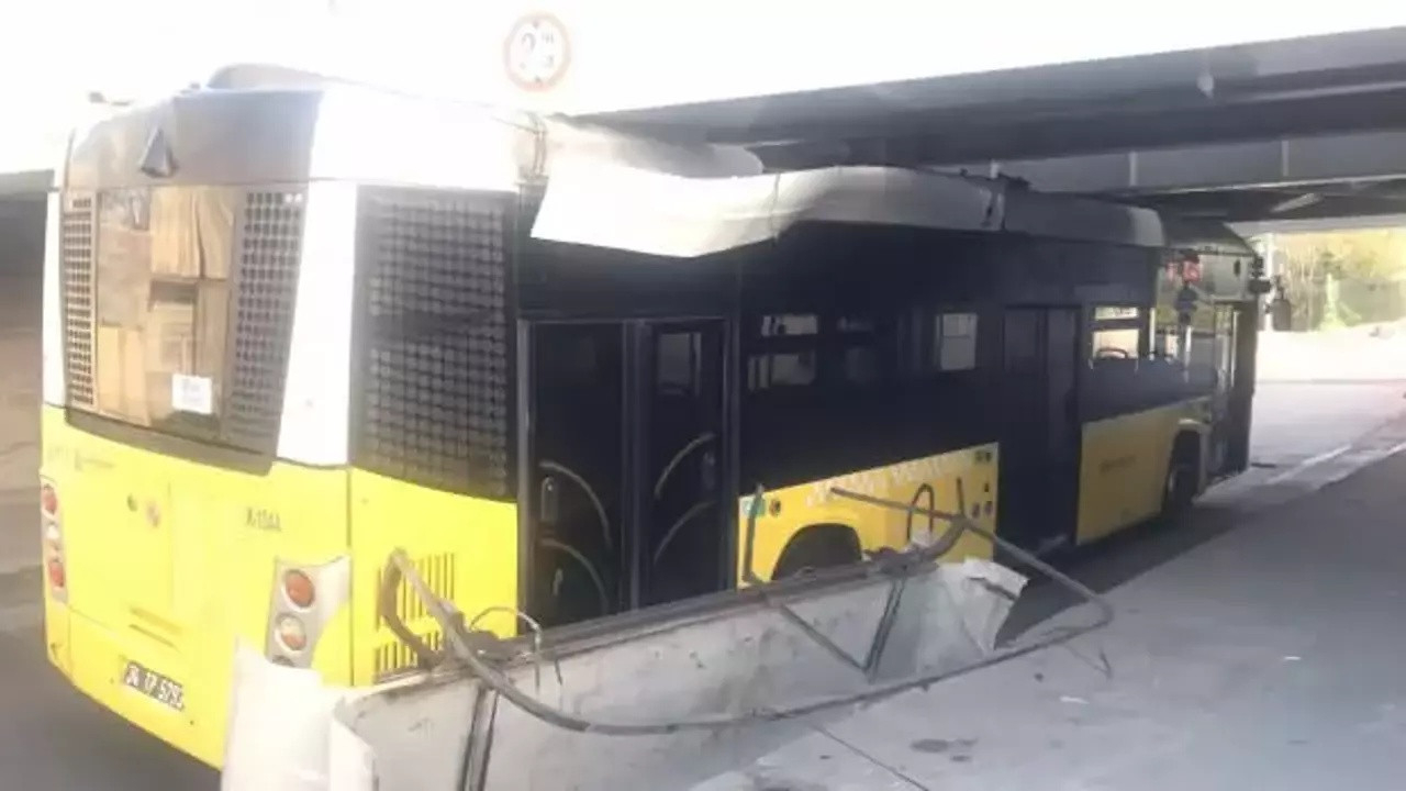 İstanbul'da 'yok artık' dedirten olay! İETT otobüsü alt geçide sıkıştı...