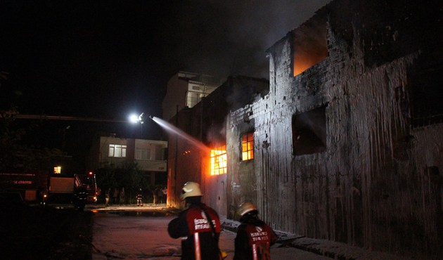 Arnavutköy'de fabrika alev, alev yandı/Video...
