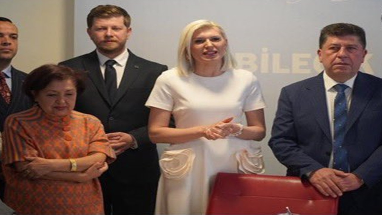 CHP'li Bilecik Belediye Başkanı Melek Mızrak Subaşı’nın giydiği pahalı kıyafetler büyük tepki topladı!