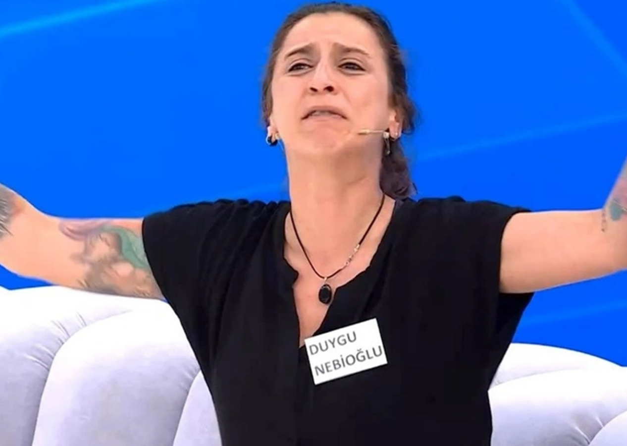 Metin Akpınar'ın kızı Duygu Nebioğlu canlı yayında sinir krizi geçirdi!