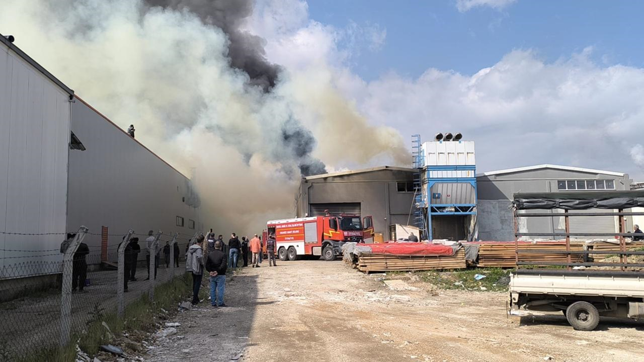 Bursa'da mobilya fabrikasında çıkan yangına müdahale ediliyor