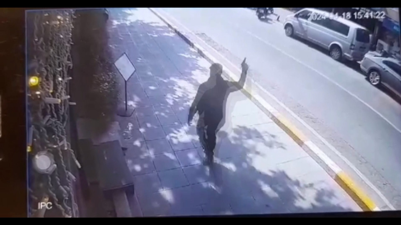 İstanbul'un göbeğinde kuyumcu dükkanına silahlı saldırı!