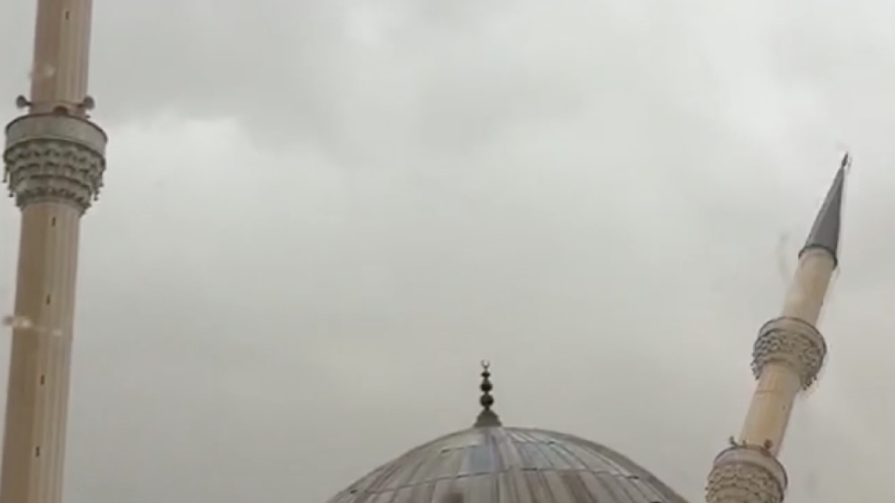 Dehşet anları kameralara yansıdı! Çankırı'da rüzgar minareyi yıktı