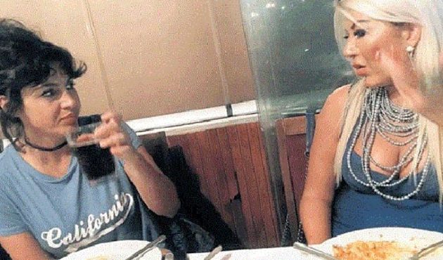 Tuğba Ekinci saç saça kavga etti!