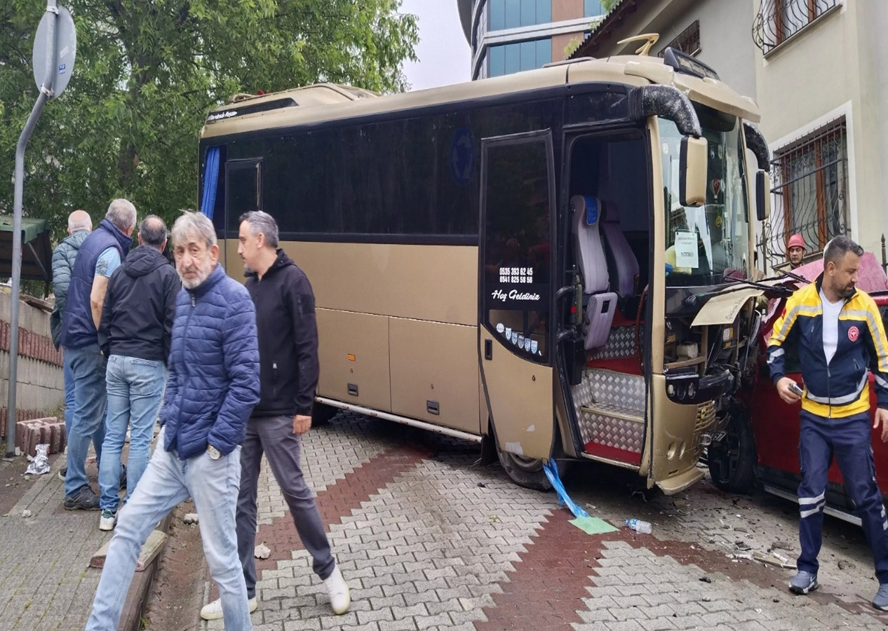 Üsküdar'da öğrenci servisi kaza yaptı: Yaralılar var