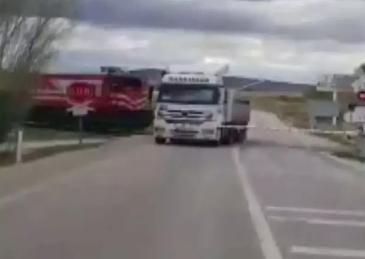 Yolcu treni hemzemin geçitte tıra çarptı! Kaza anı böyle görüntülendi