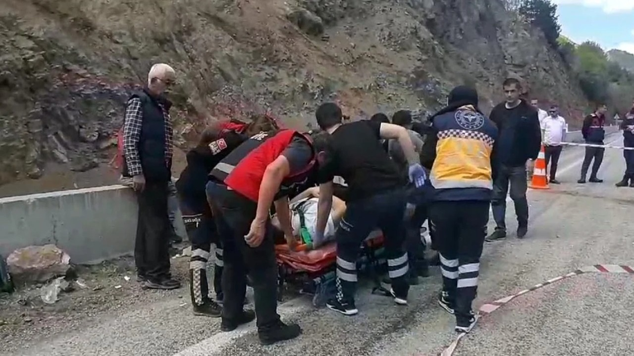 Bolu'da 2 minibüs kafa kafaya çarpıştı! 11'i öğrenci 15 yaralı