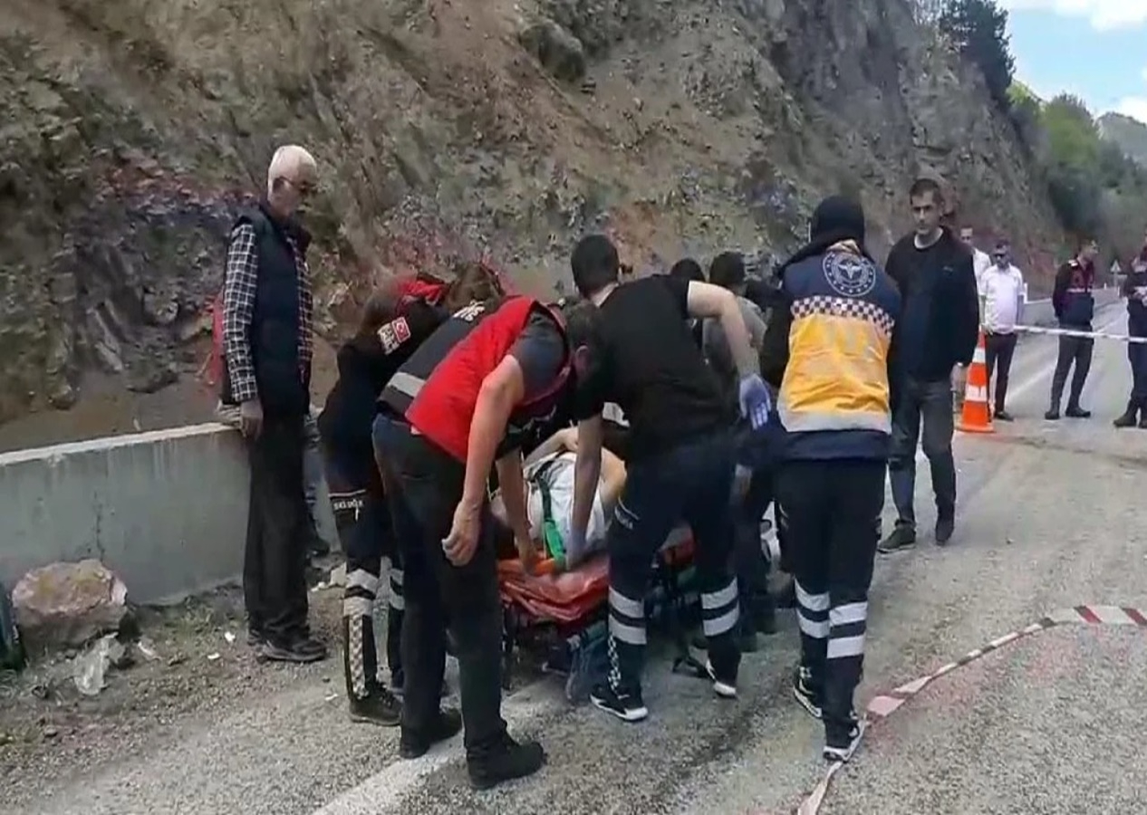 Bolu'da 2 minibüs kafa kafaya çarpıştı! 11'i öğrenci 15 yaralı