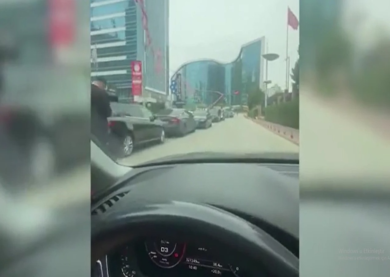 CHP Genel Merkezi önünde sıra sıra lüks araçlar dikkat çekti