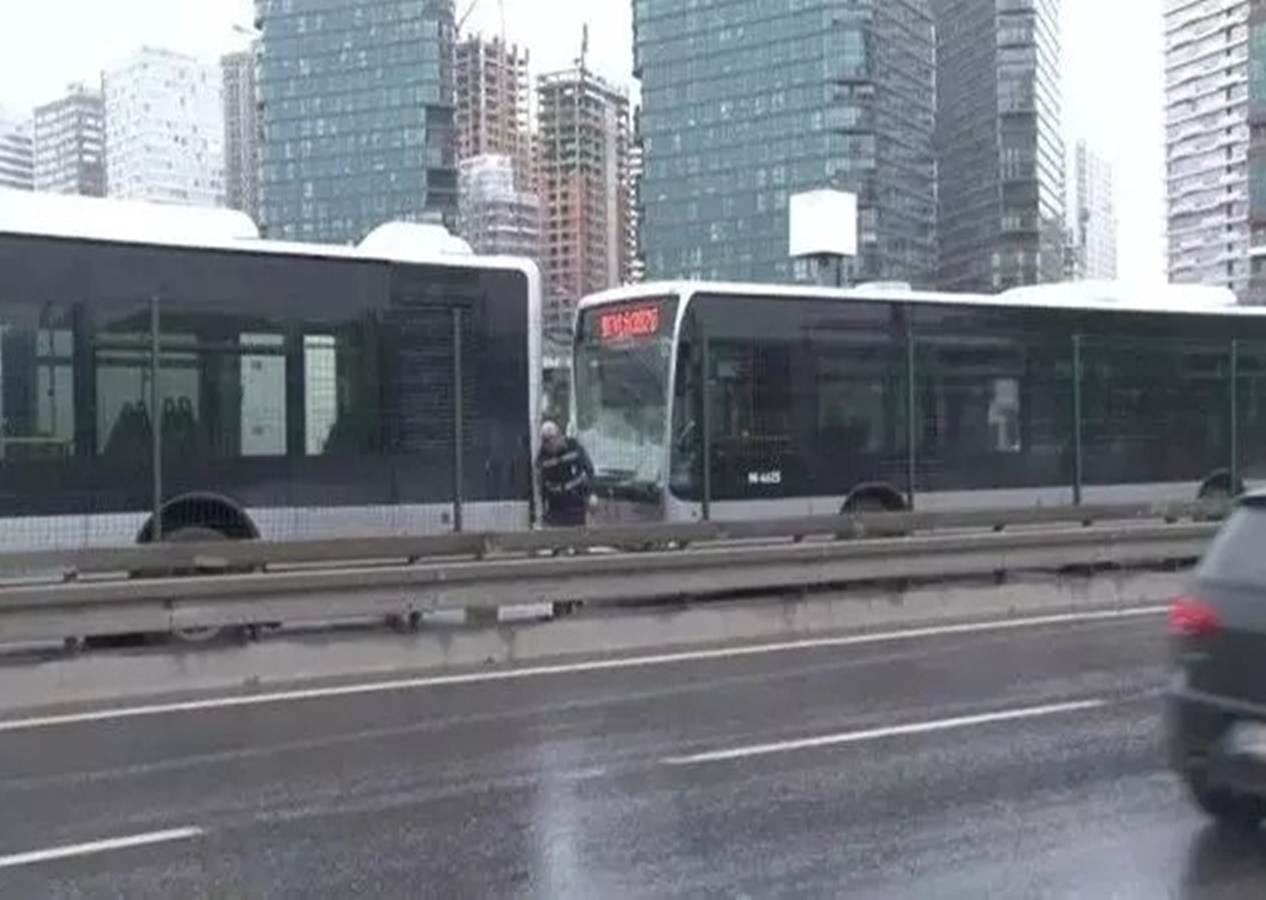 İstanbul Fikirtepe’de iki metrobüs çarpıştı