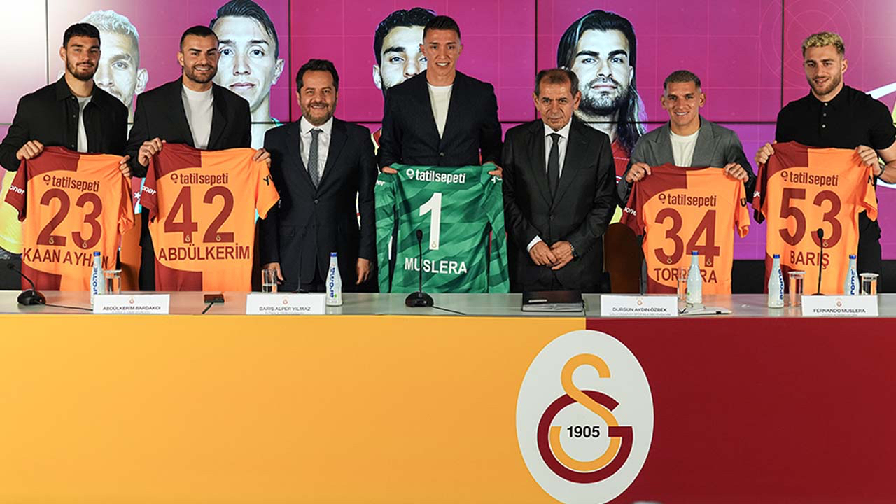 Galatasaray'da 5 yıldızla sözleşme yenilendi! İmza töreni düzenlendi