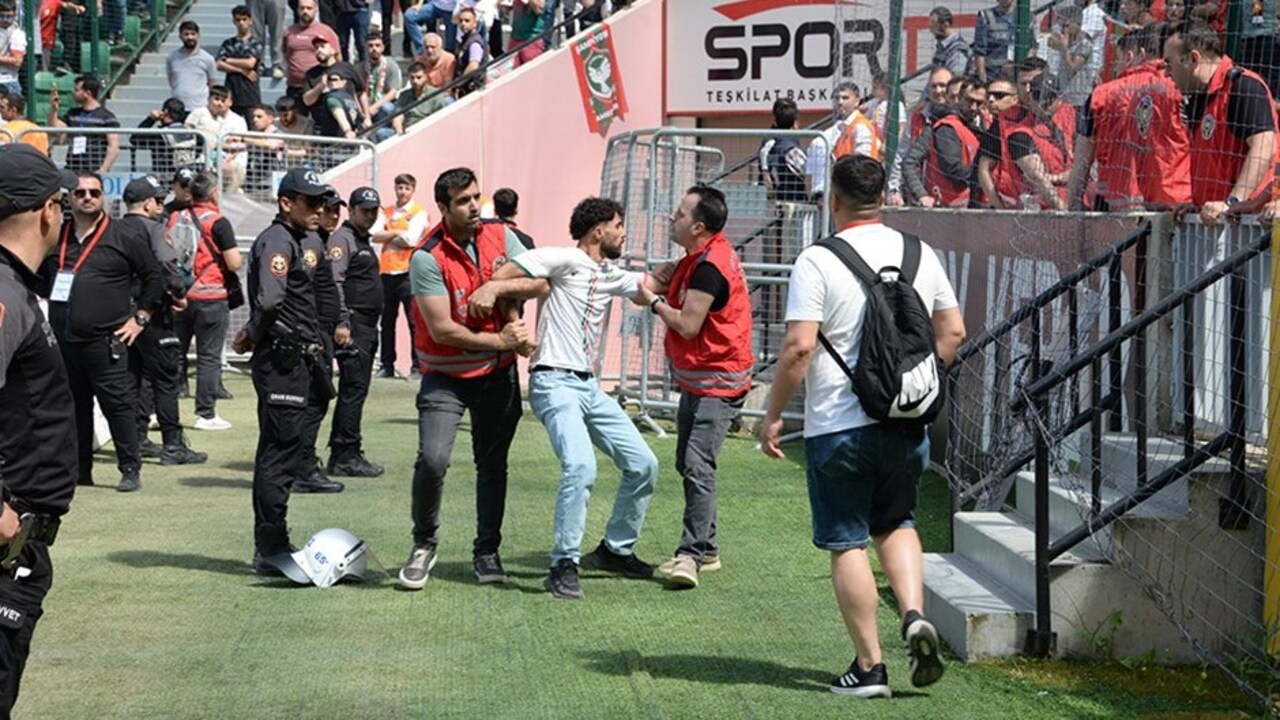 Diyarbakır'daki olaylı maçta tansiyon yükseldi tribünler karıştı! 3 bin taraftar stada giremedi...