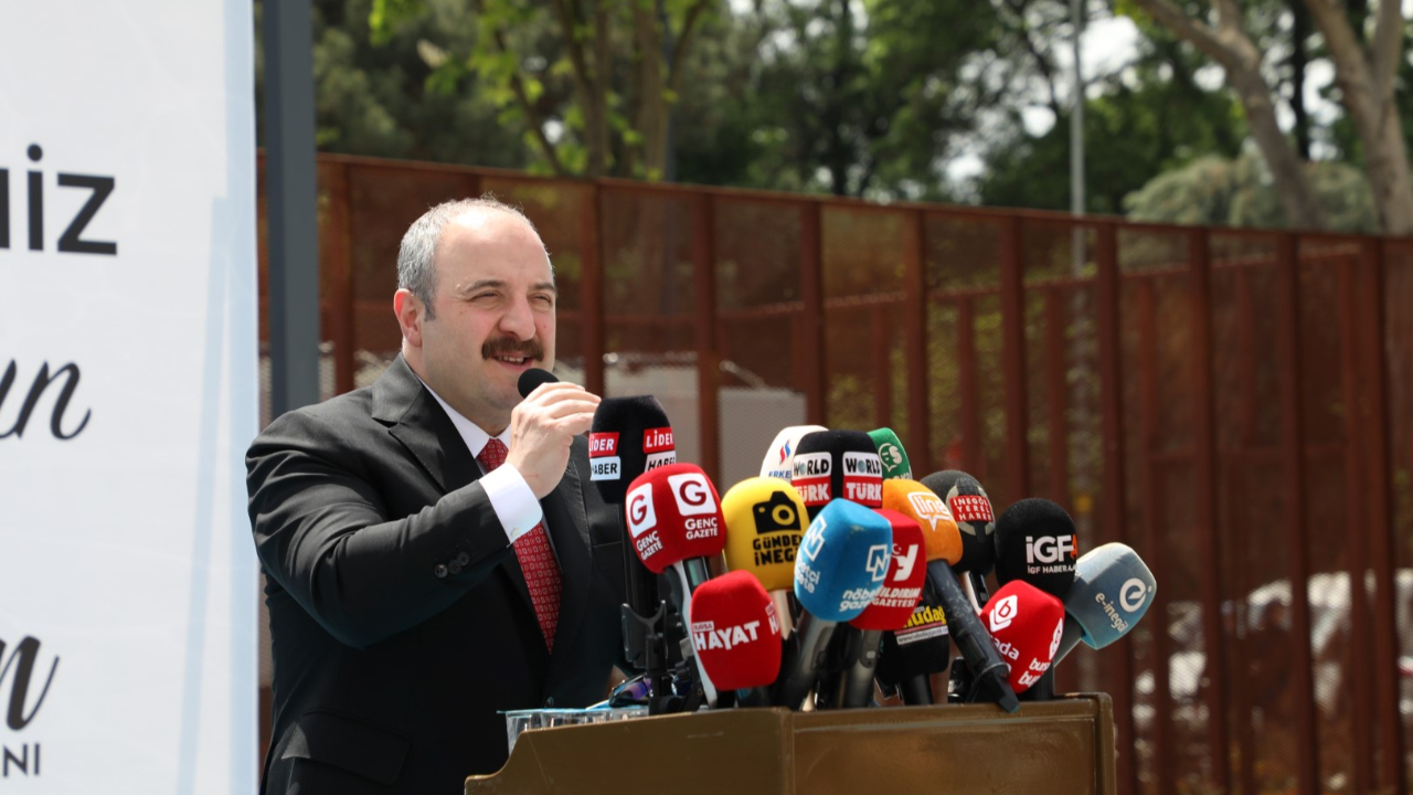 Varank: Milletin nazarında İstiklal Marşı'na, Türk bayrağına saygı duymayanın hiçbir itibarı olmaz