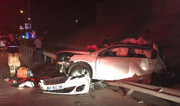 İzmir'de feci kaza: 2 ölü, 1 yaralı