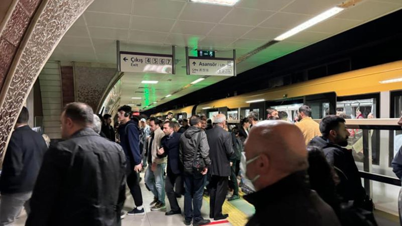 Üsküdar-Samandıra Metrosu'nda arıza! Yoğunluk oluştu