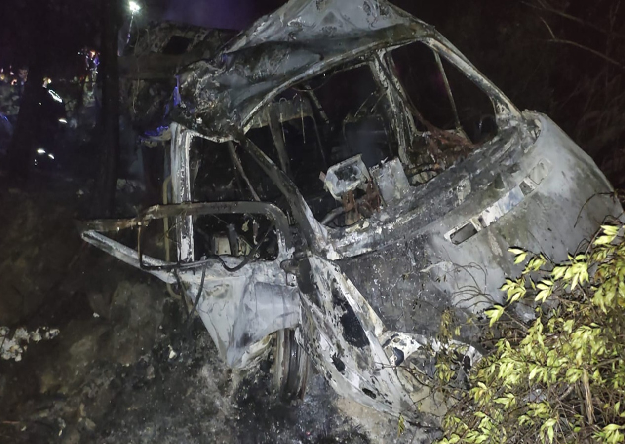 Adana'da uçuruma devrilen minibüs alev aldı: 3 ölü, 18 yaralı