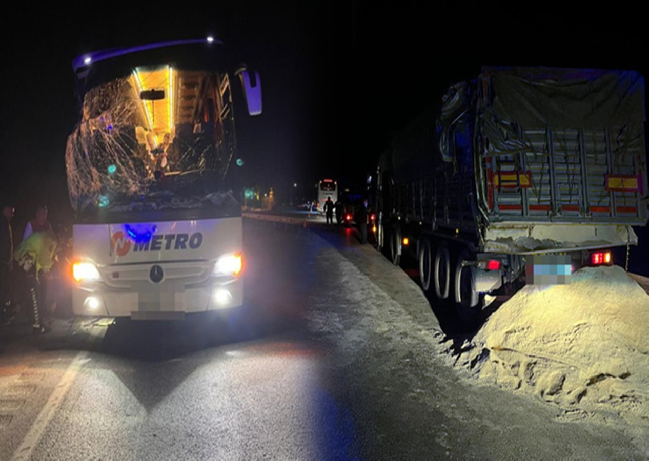 Çorum’da yolcu otobüsü, TIR'a arkadan çarptı: 1'i ağır 10 yaralı