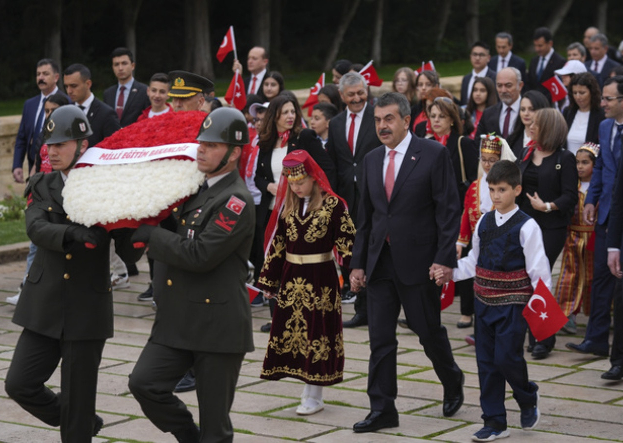 23 Nisan coşkusu... Anıtkabir'in ilk ziyaretçileri Milli Eğitim Bakanı Tekin ve çocuklar oldu