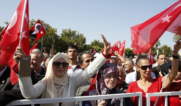 İzmir'de slogan gerginliği! Araya milletvekilleri girdi