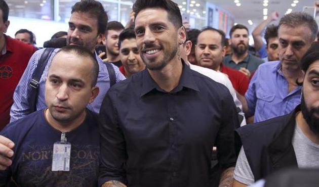 Jose Sosa'ya havaalanında şok!
